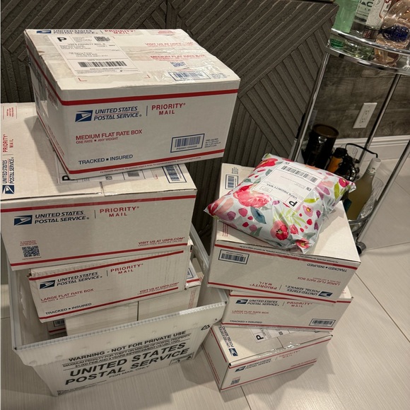 @stylish0305closet, Like this post to be notified of all my future Lives Shows - Picture 7 of 8